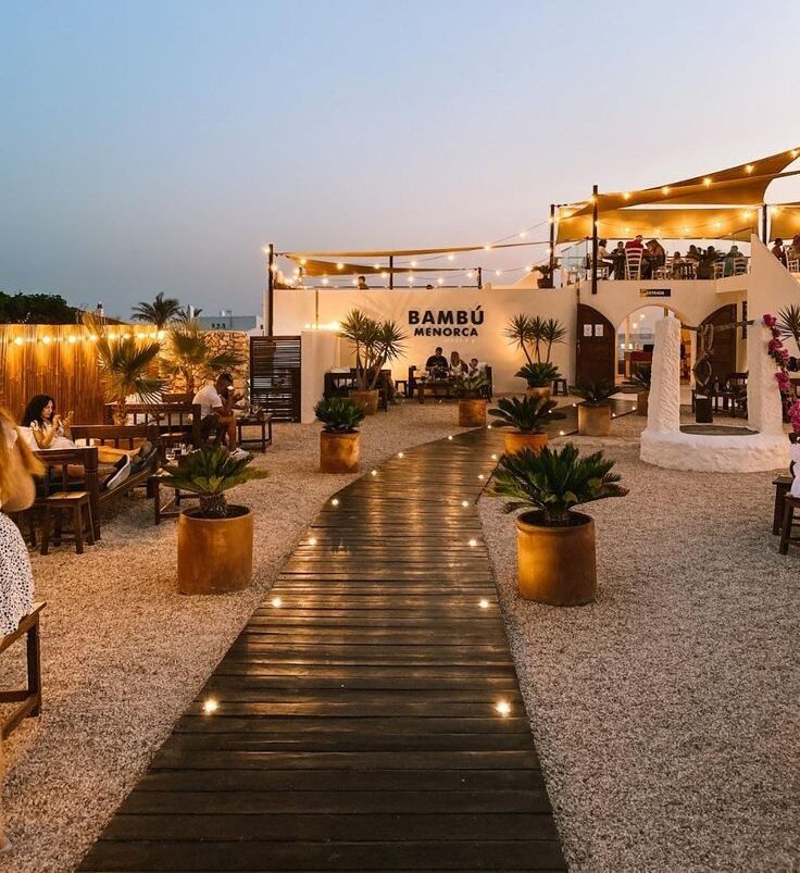 Ánh sáng tạo không gian lãng mạn cho quán cafe sân vườn