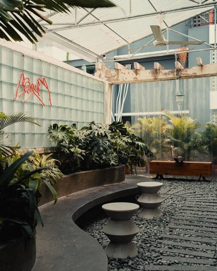 gach-kinh-mau-khu-vuc-ngoai-troi-quan-ca-phe