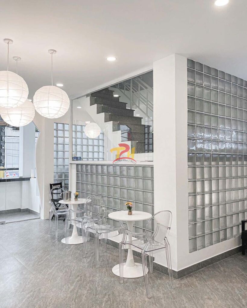 gach-kinh-trong-suot-tuong-phong-an-nha-hang